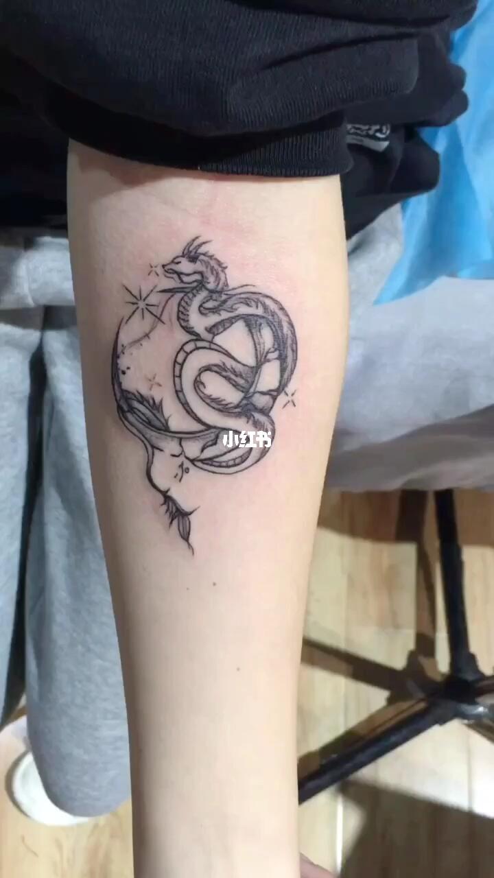女生小臂小清新月亮龙纹身