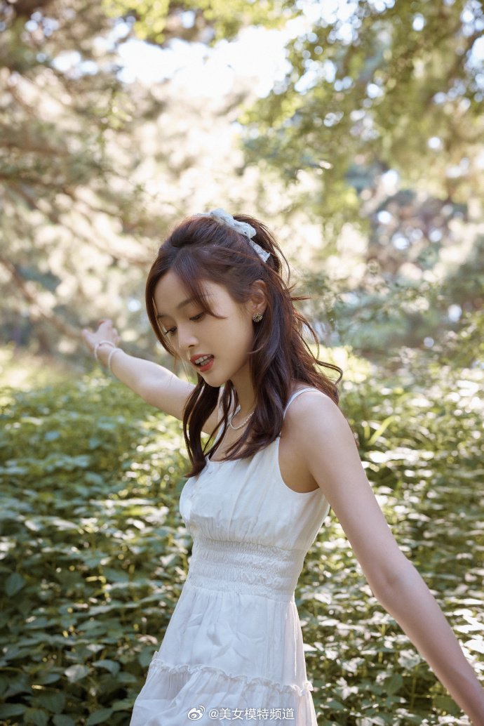 吴宣仪穿白色短裙置身林间清新可爱