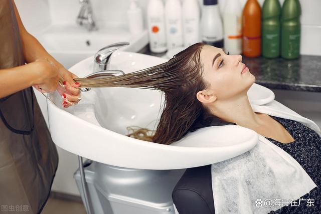 如今的理发店,洗头为何不设置在二楼?