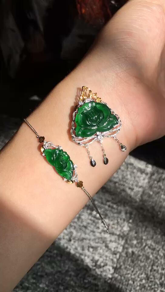 最近新货里面对这套莲花很痴迷,无论颜色雕工,还是镶嵌的款式,都让我