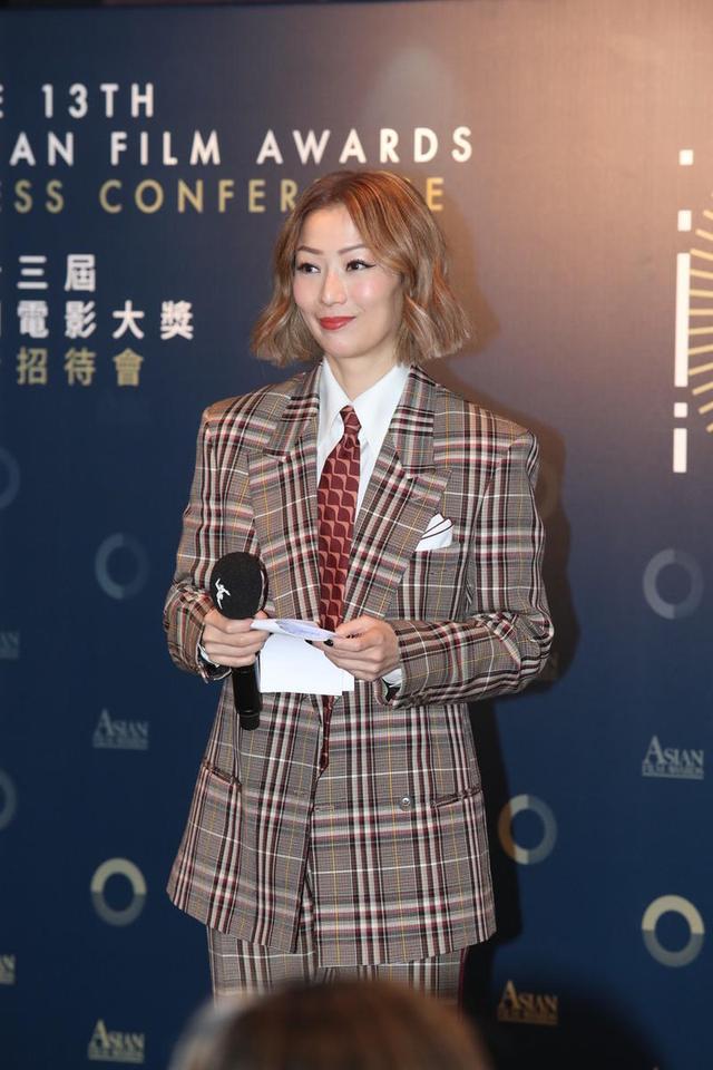 郑秀文状态回归了,穿格纹西装套装配水波纹短发,又飒又美