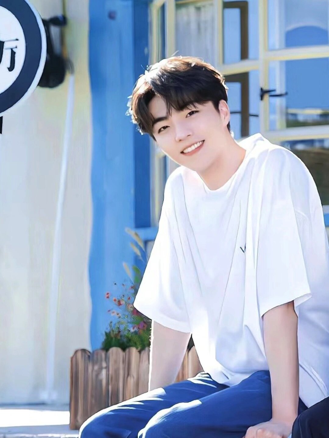 真的是一整个被帅到啊~  我第一次见到陈立农是在一个综艺节目上,他的