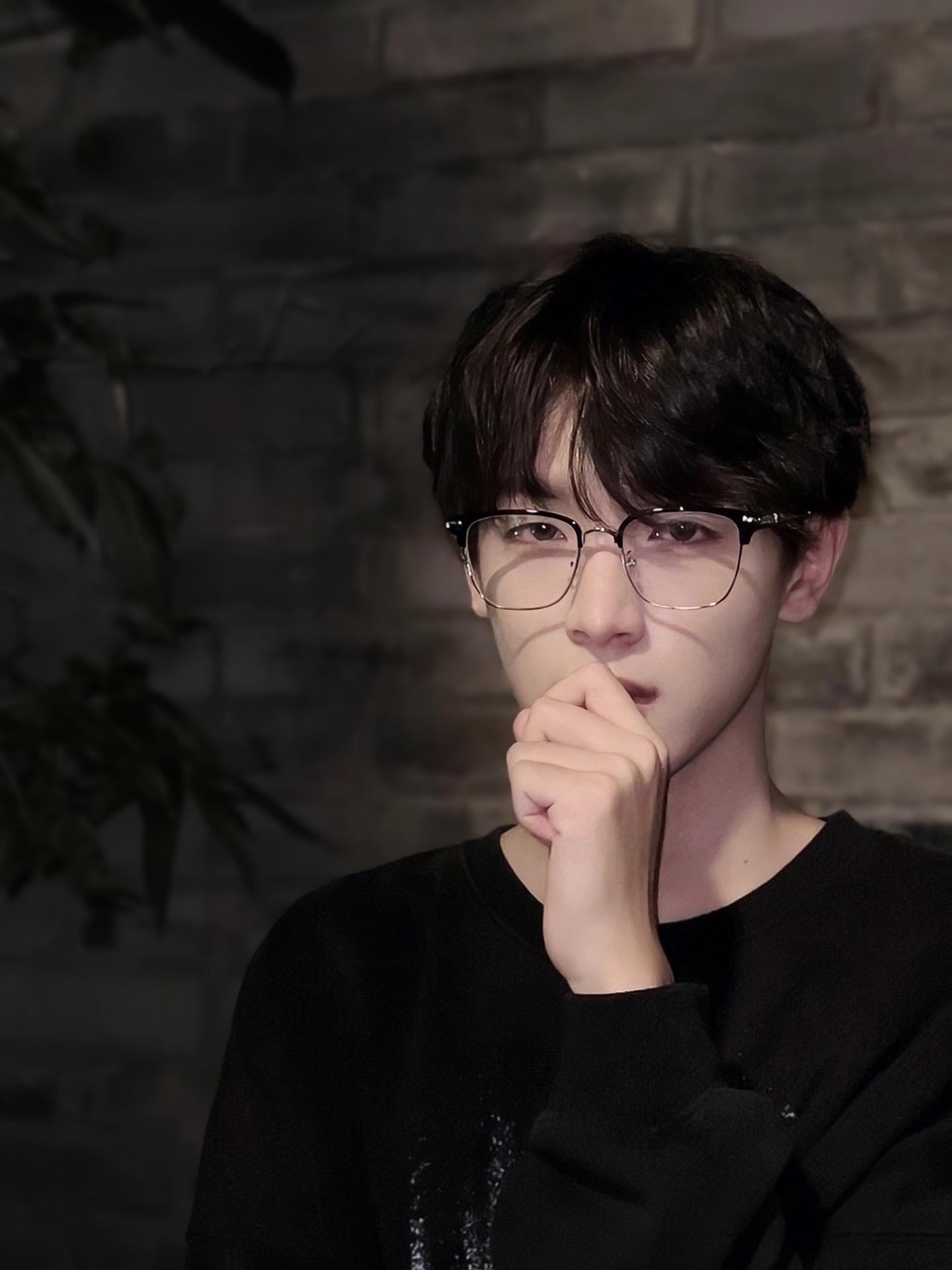 身姿玉立,英姿飒爽 185大帅哥大学生