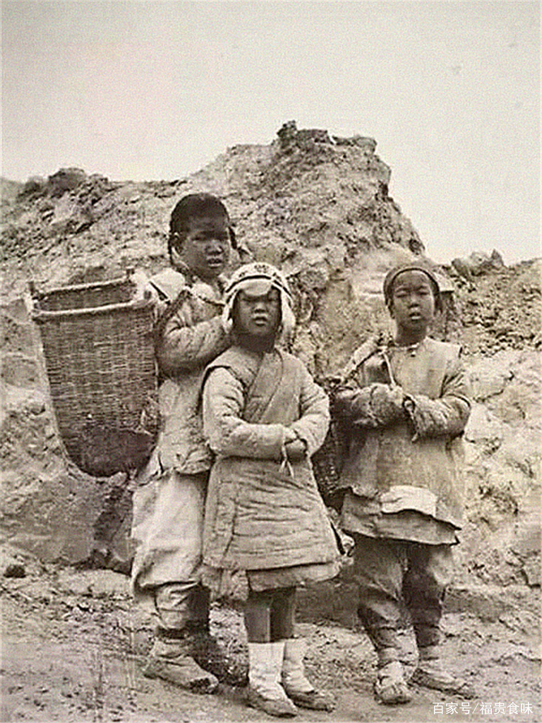 原创旧社会穷人真实老照片衙役衣服破破烂烂山里少年地里拾粪取暖