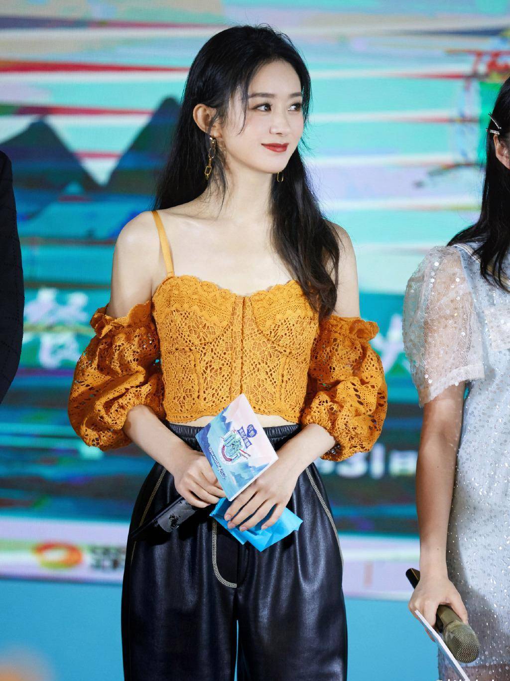 赵丽颖生完孩子后更瘦了,穿红色外套配皮裤,这腰恐怕只有脑袋宽_穿着