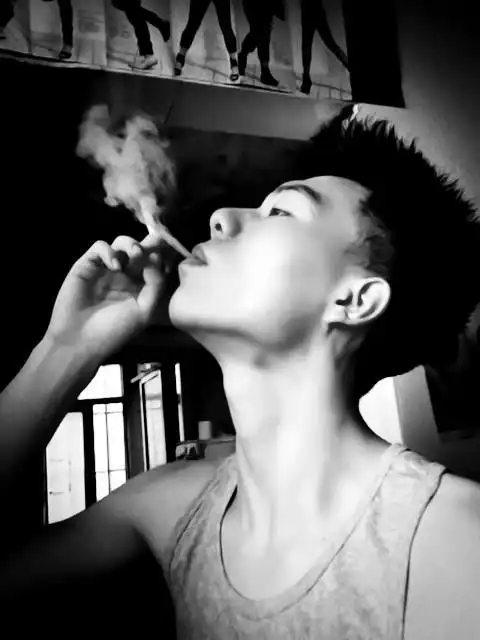 伤感帅气男生大图_那颗颓废的心究竟是为了谁