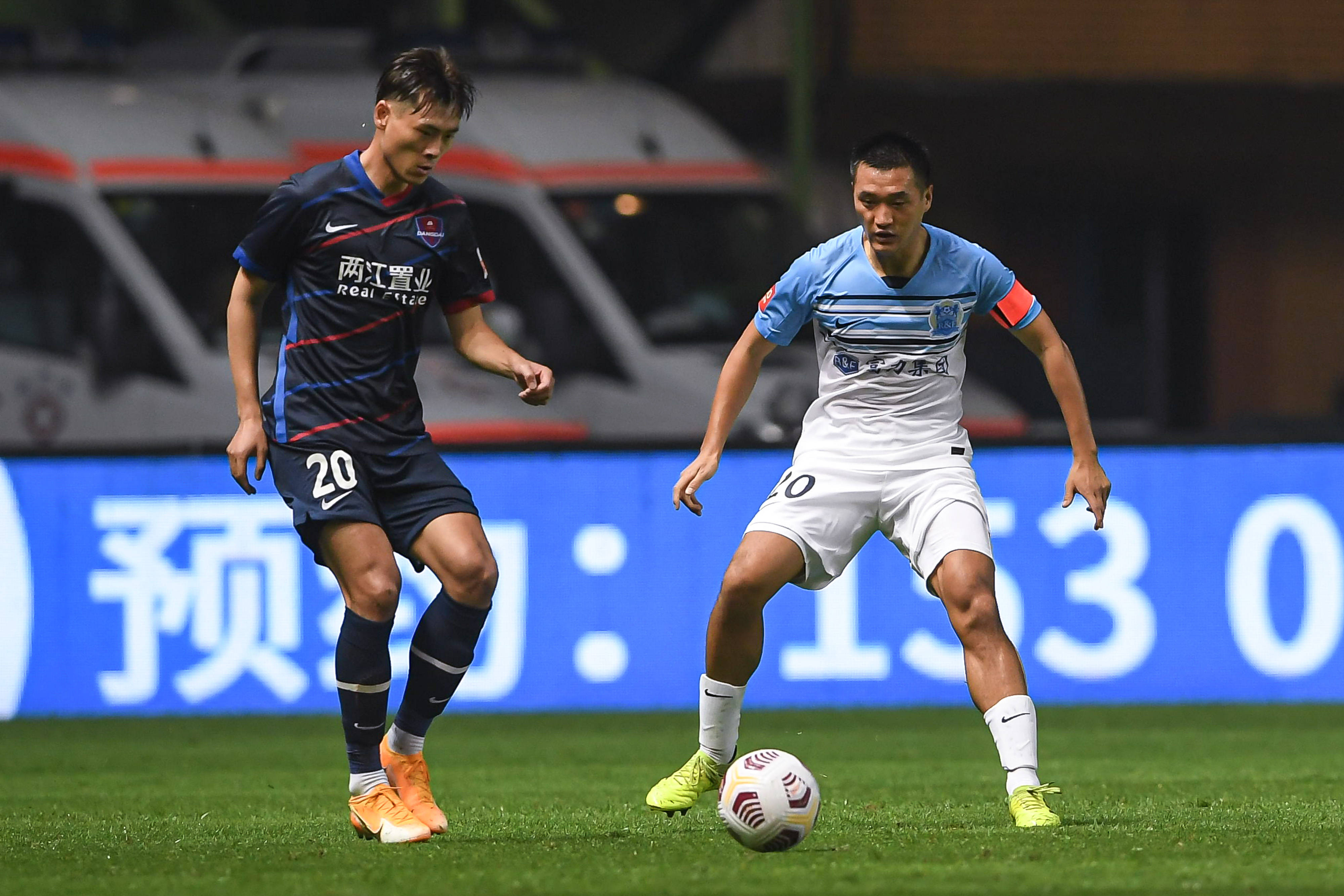 4月26日,广州城队球员黄政宇在比赛中带球.