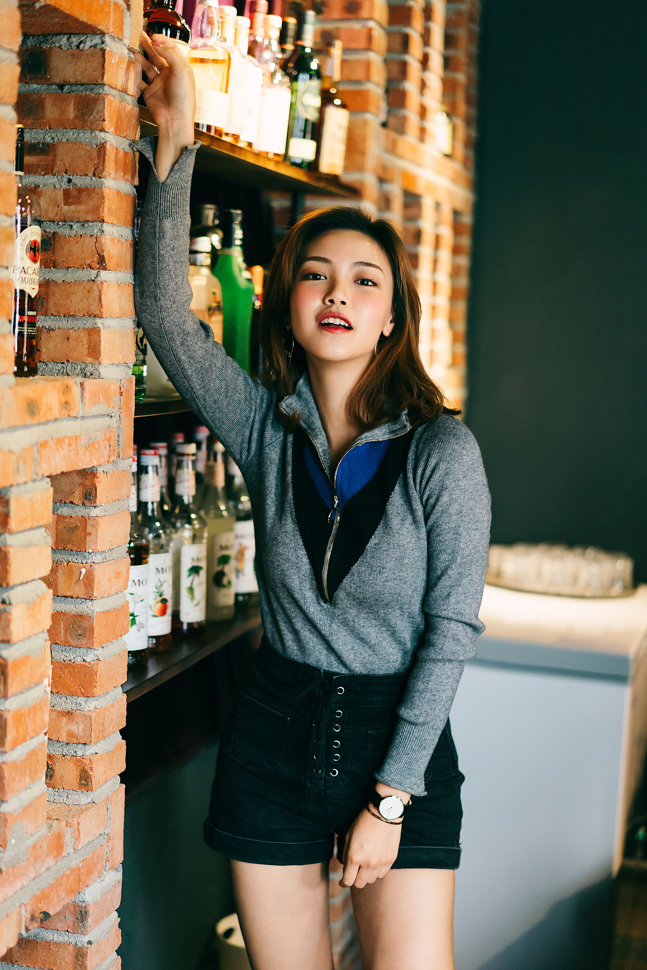 咖啡厅室内复古人像写真