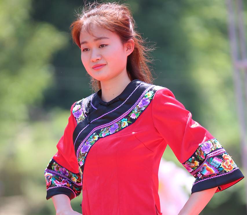 湘西第二届农耕民俗文化节活动现场来了一群身高168cm以上的"苗家阿妹