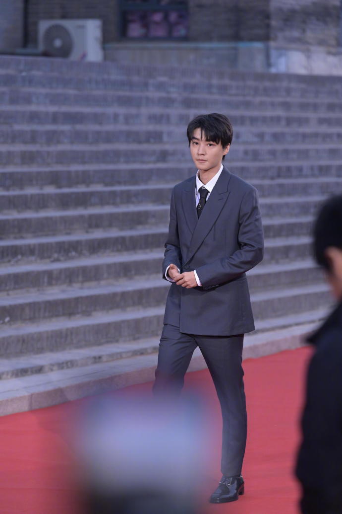 王俊凯亮相平遥开幕红毯##平遥国际电影展##王俊凯红毯全身镜头