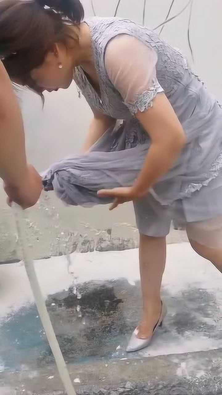 伴郎真够闹的伴娘的裙子都湿了回去都没办法给男友解释了