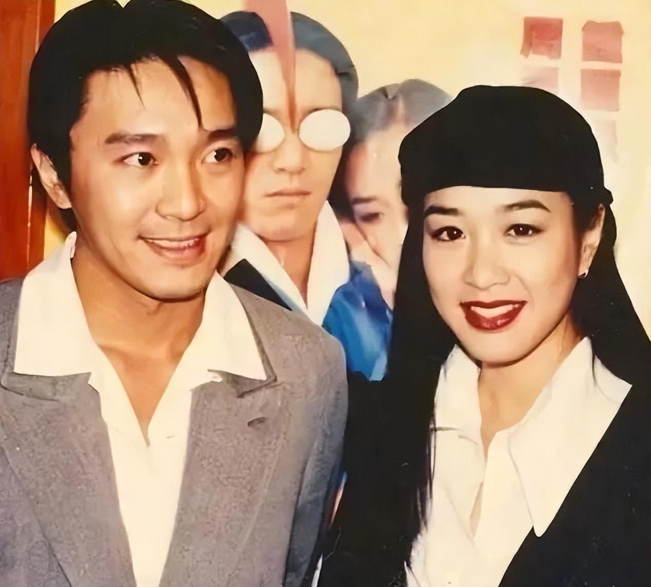 回顾不顾家人反对带仨女儿嫁小12岁丈夫的钟丽缇如今还好吗