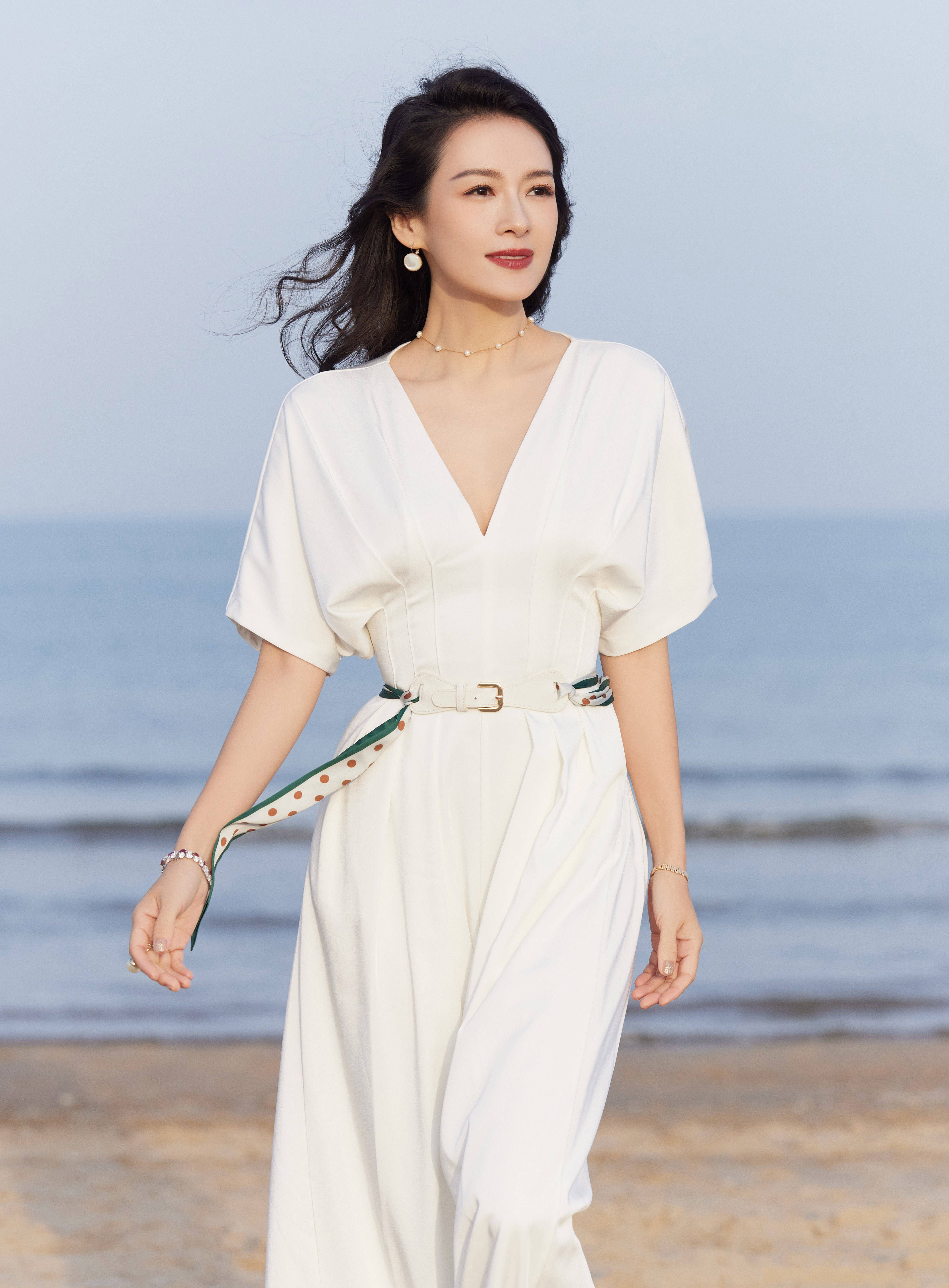 章子怡身穿白色深v套装显精致,笑容灿烂,气质优雅出众.