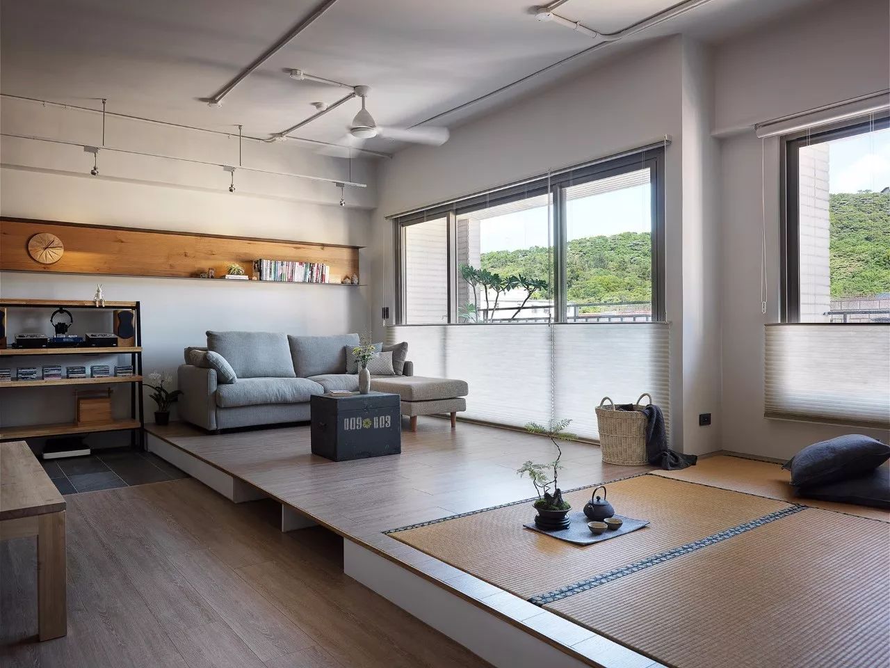 客厅里搭一个地台多出了榻榻米这样的家更舒适