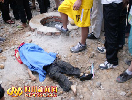 10来个池子口上均未加盖,一5岁男孩在玩耍时不慎掉入一井下溺死