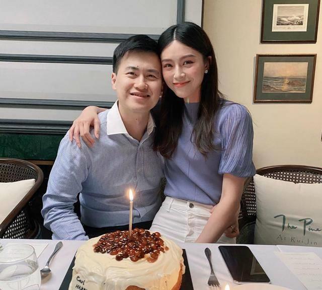 老公生日,文咏珊亲手做蛋糕发文撒娇,坐大腿搂腰太恩爱_杨颖_丈夫