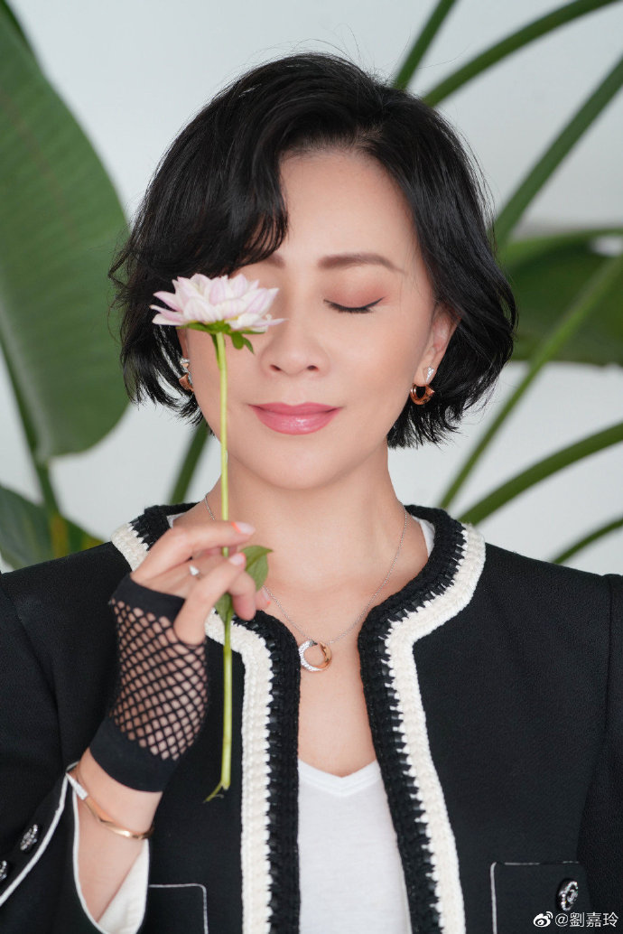 以前还真的没有发现啊!短发的那姐跟刘嘉玲还真的很像!