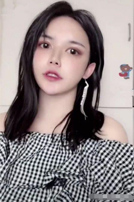 小伙男扮女装开直播化妆后秒变小姐姐这才叫高手在民间