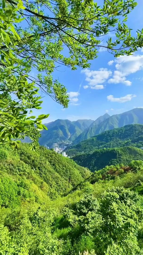 每段人生,都需要一个地方,将心安放.比如这里,绿水青山,蓝天白云!