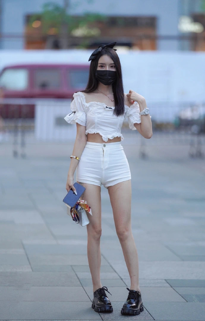 白色短裤的性感美女