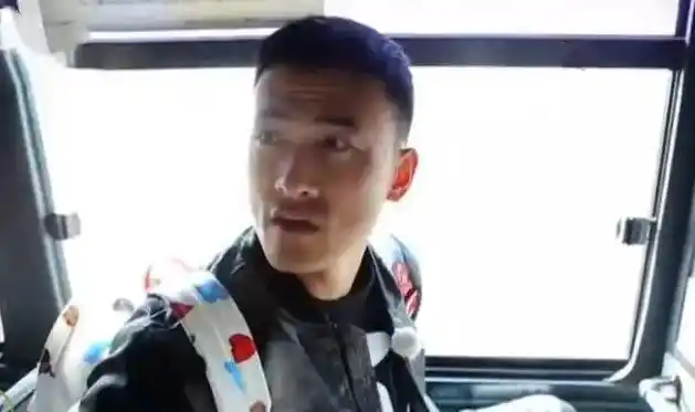 回顾何洁:一场婚姻的失败,三个孩子两个爹,她到底想要什么