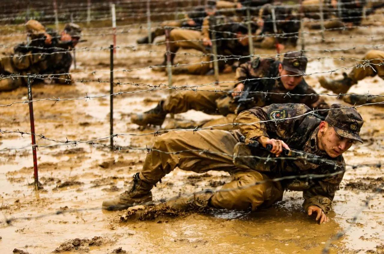 曝光解放军实战化实弹射击场面过于震撼