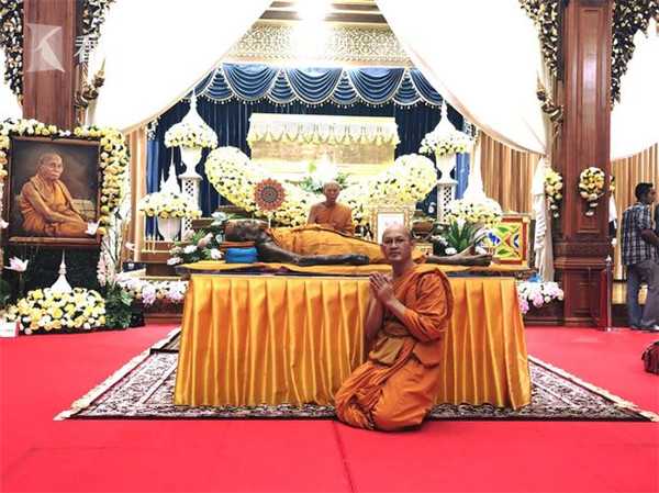 泰国高僧圆寂2个月后 遗体仍如活着般面带微笑_泰国高僧圆寂2个月后