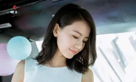 高圆圆产后上镜略有变化玫红色上衣很显白清纯气质没有变