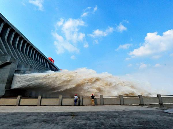 三峡大坝泄洪