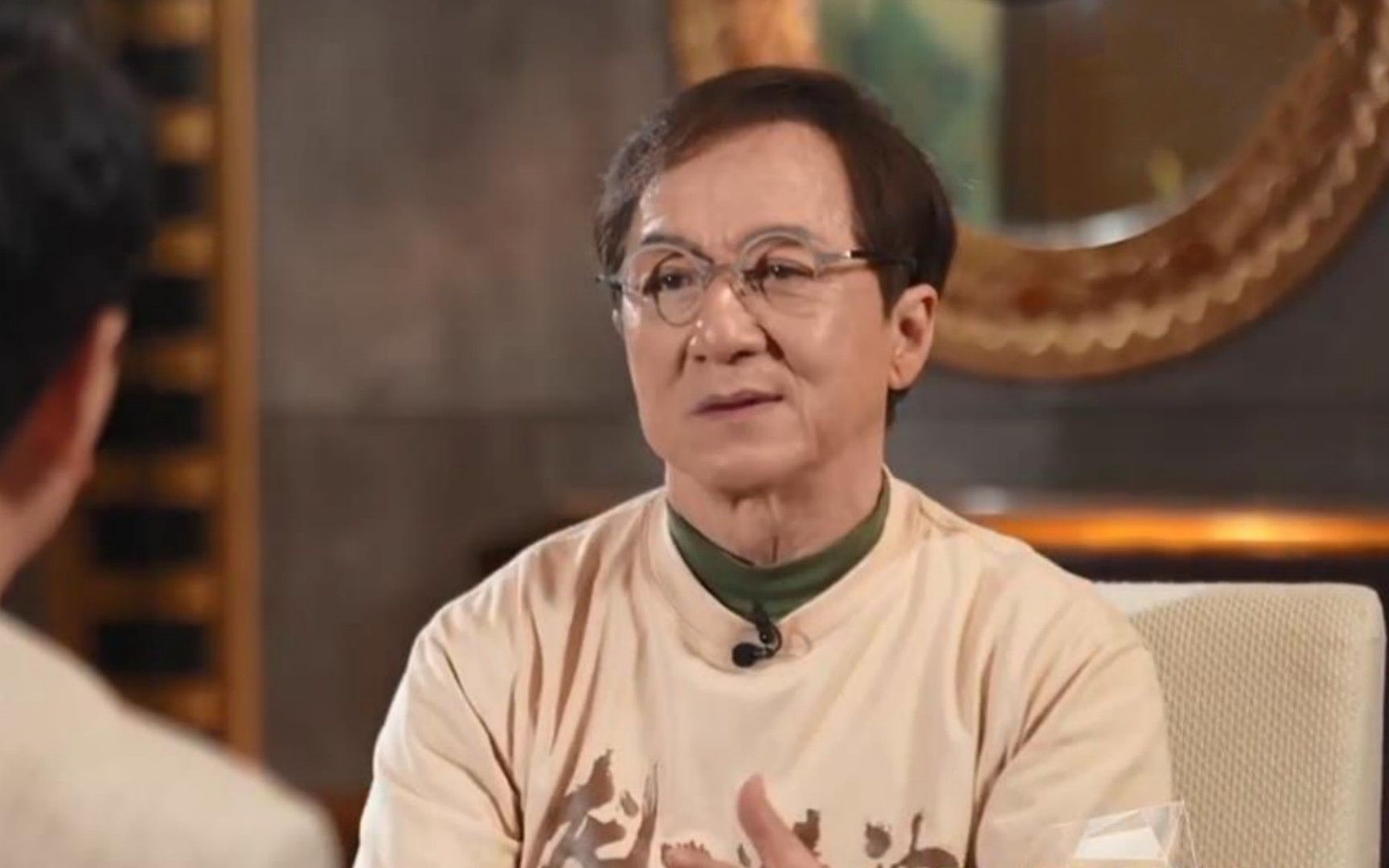 成龙向流量低头?谈影视市场现状语气无奈,网友:学学《狂飙》