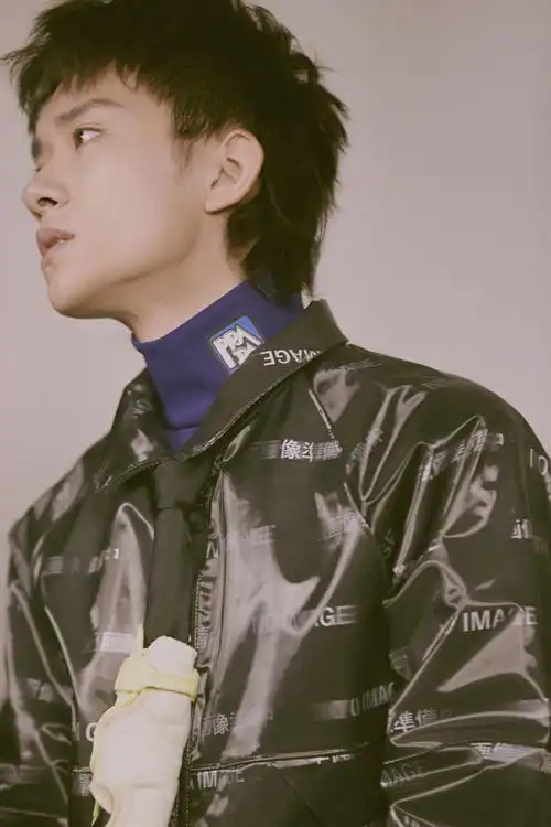 简介:tfboys易烊千玺复古帅气写真图片,分享一组易烊千玺图片给大家