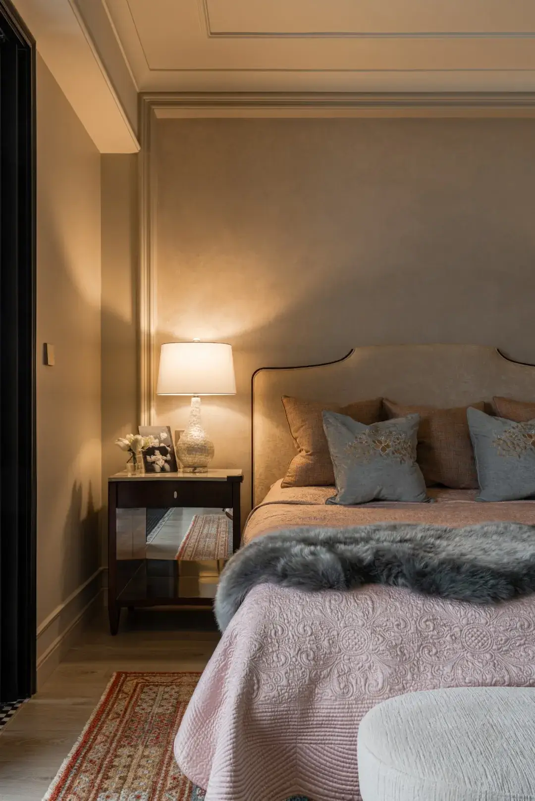 漆的光泽隐隐闪现,传递出居住者对细节的把控以及对生活品质的要求