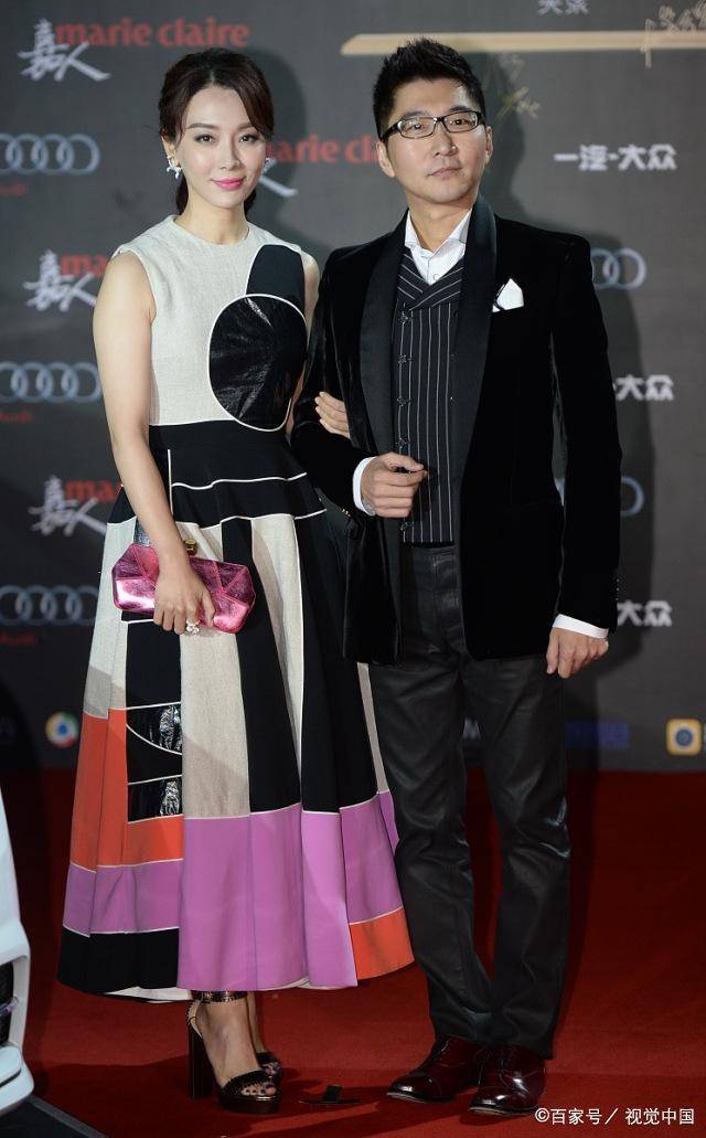 陈数携丈夫走红毯,她一袭印花裙变温柔小女人,老公穿夹克很绅士_气质