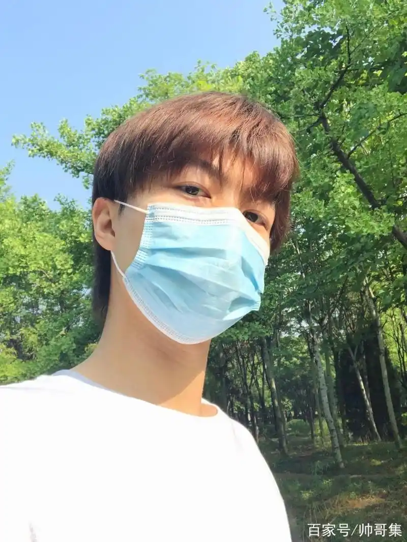 带口罩的男生也很阳光帅气