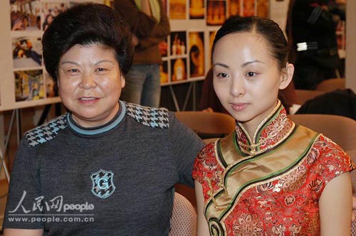 《千手观音》舞蹈领舞邰丽华在发布会现场(图)