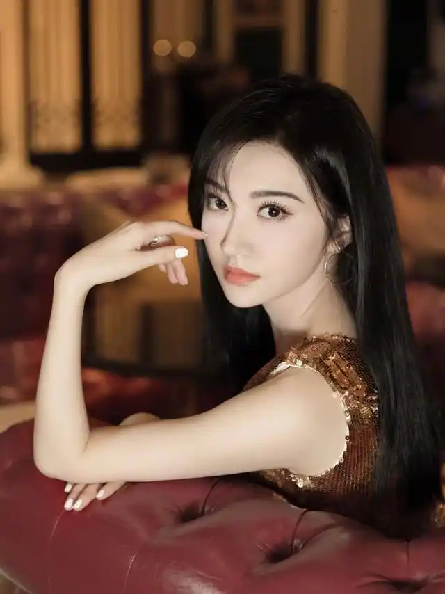 气场让人愿意与她们交流与相处通过观察,我发现那些看起来很贵的女人