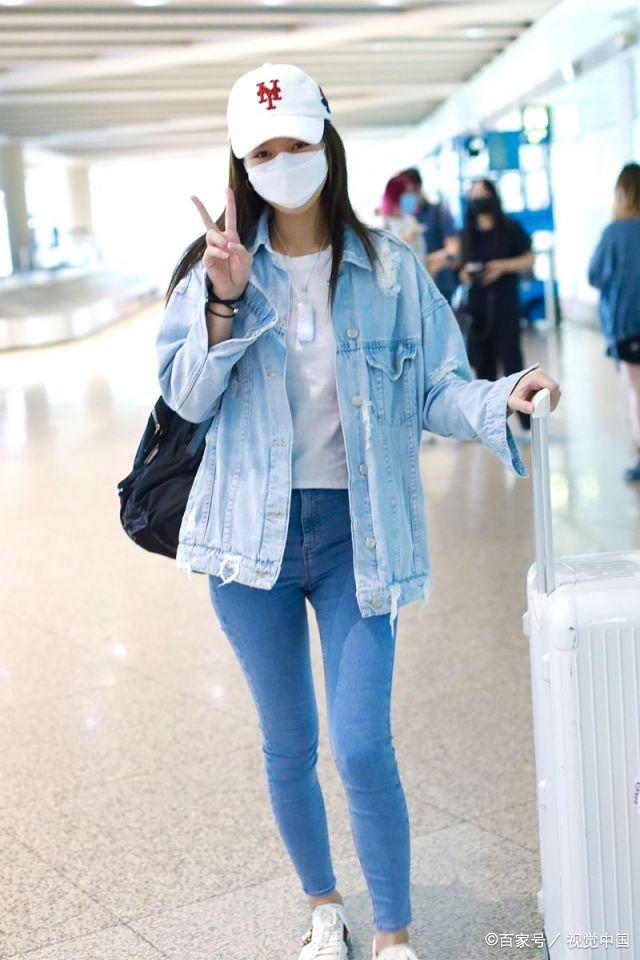 女演员文咏珊现身机场,穿破洞牛仔夹克紧身牛仔裤,清新爽朗