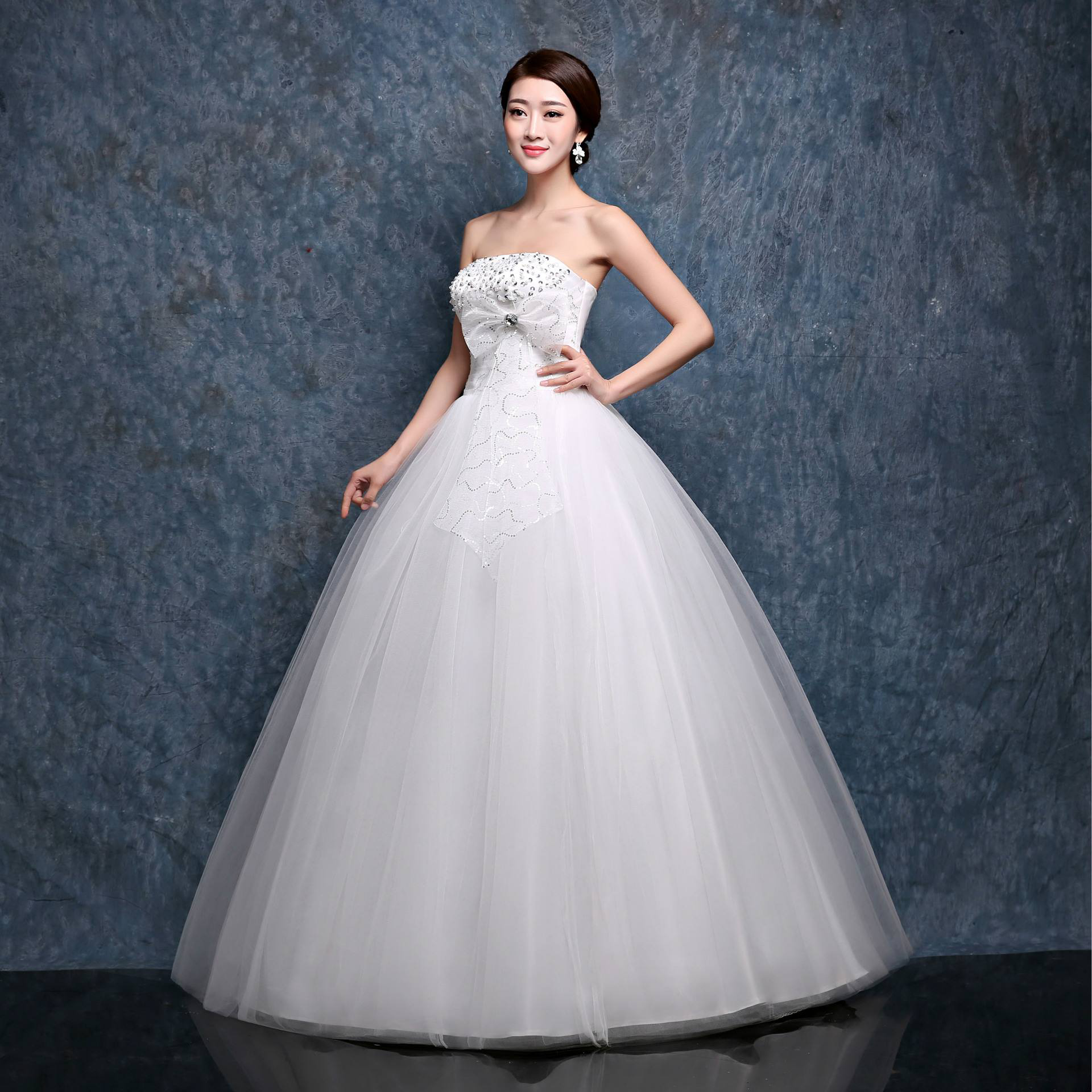 a字裙款婚纱下面我们就选几款经典款式来做个详细介绍下:五,蕾丝袖款