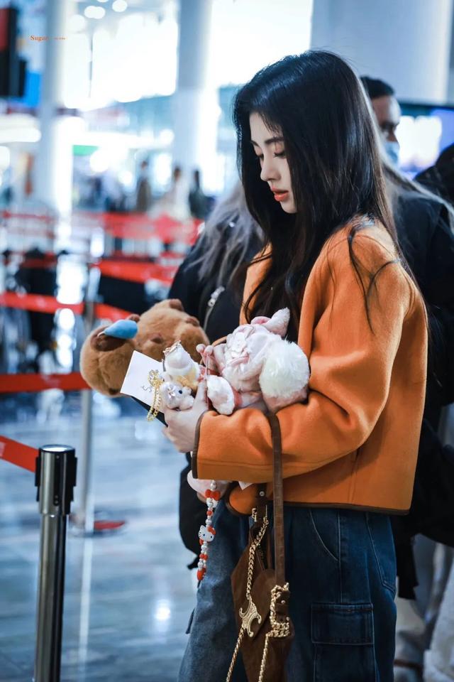 鞠婧祎最新街拍,橘色外套很亮眼,小个子照着穿时髦显高!