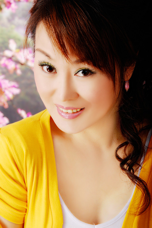 红蔷薇(傅蓉),来自美丽的海滨城市大连,从小就喜爱音乐的她,音色柔和