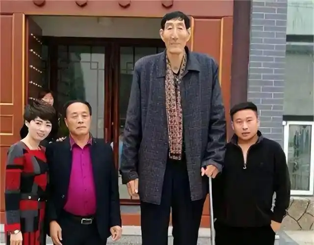 中国第一巨人鲍喜顺,不听医生劝告勇敢当爹,如今儿子多高啦?