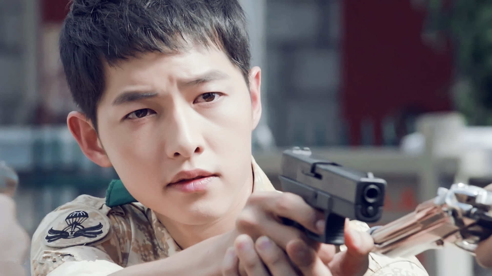 宋仲基太阳的后裔举枪高清剧照桌面壁纸