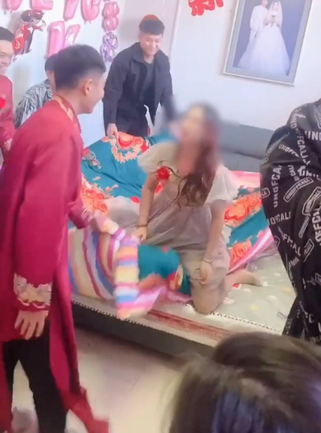 最近河南平顶山一伴娘被婚闹人员扔到床上后上下抛伴娘被激怒方才停止