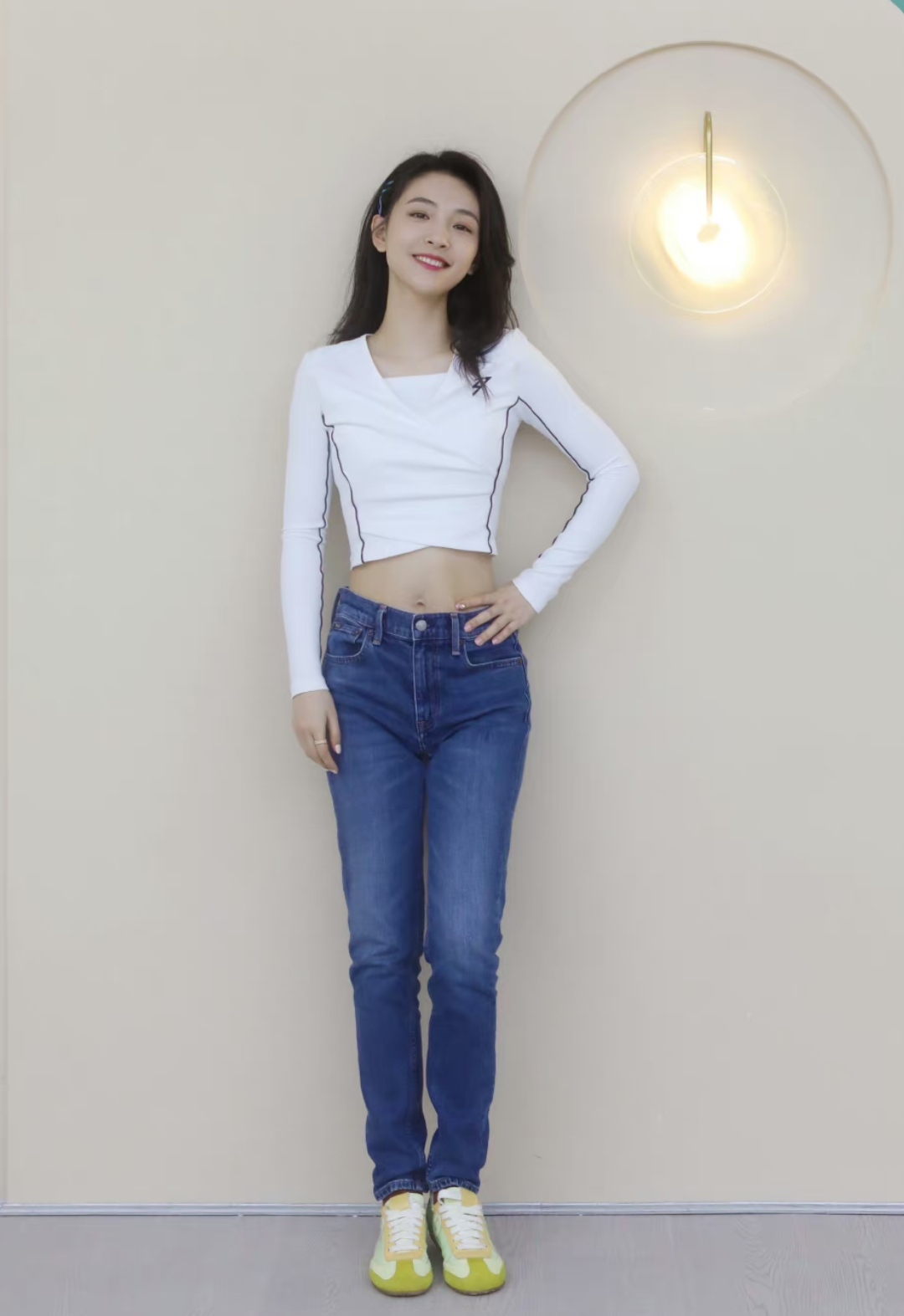 吴倩在练习室拍照秀苗条体型,完全看不出她生过宝宝,肚子平坦没有妊娠