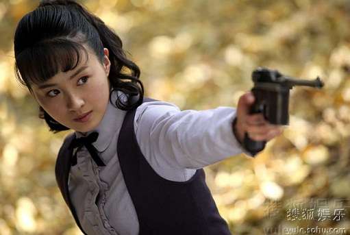 美女吴婷出击《黑狐》 帅气军统持枪走火险受伤