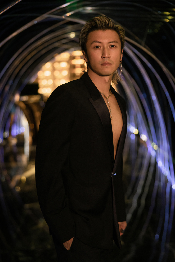 谢霆锋真空西装太顶了##电影海关战线##微博电影之夜