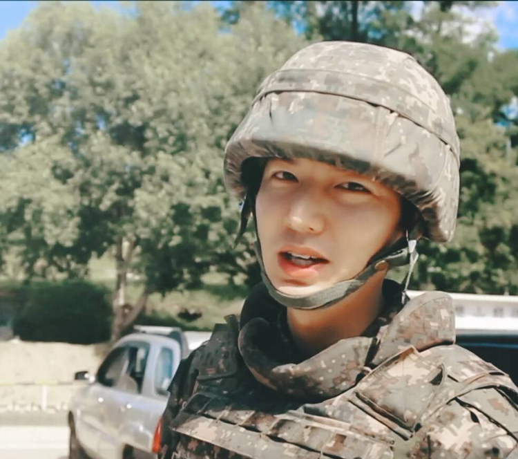 李敏镐军装照曝光,韩网mbc评价最帅李小兵,网友:颜值最高的兵