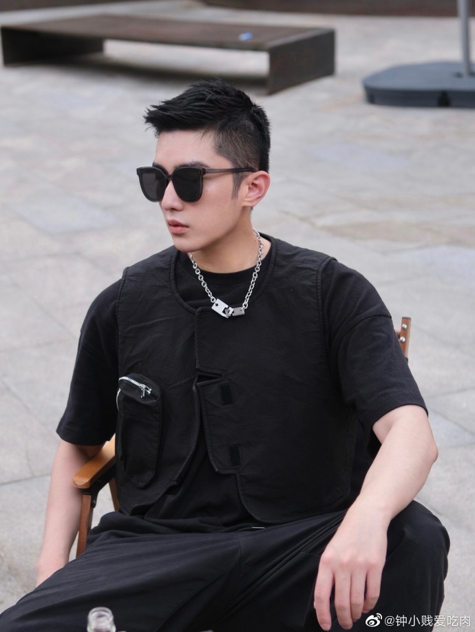 请大数据把我推给喜欢戴墨镜的帅哥美女们～夏天出门拍照怎么能不戴