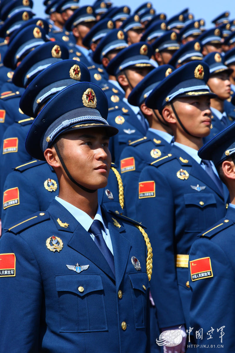 300空军蓝参加阅兵合唱 个个晒成小黑人