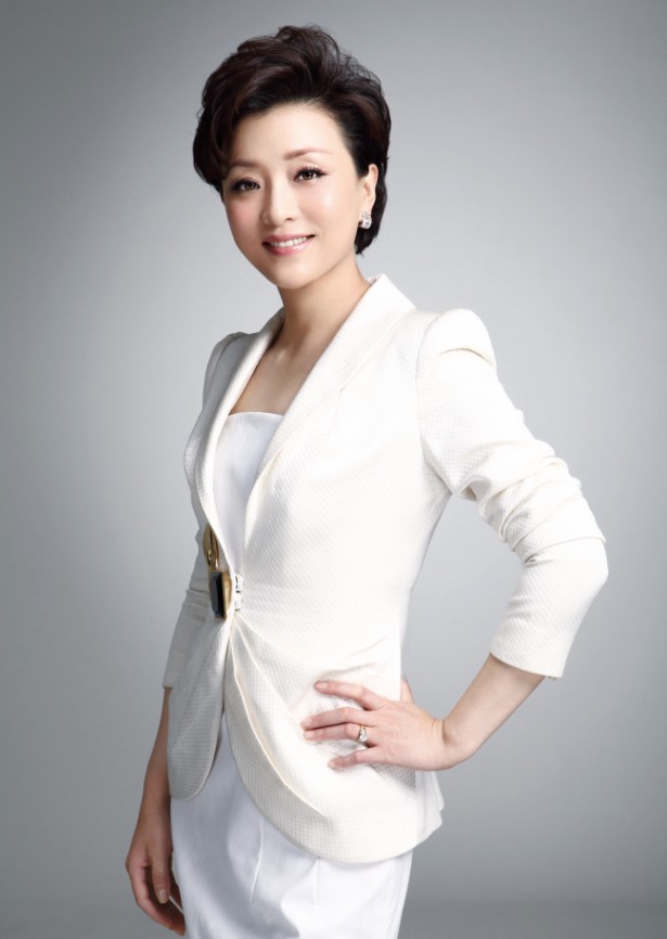 前央视主持人杨澜近照曝光,打扮大气优雅,完全看不出51岁了